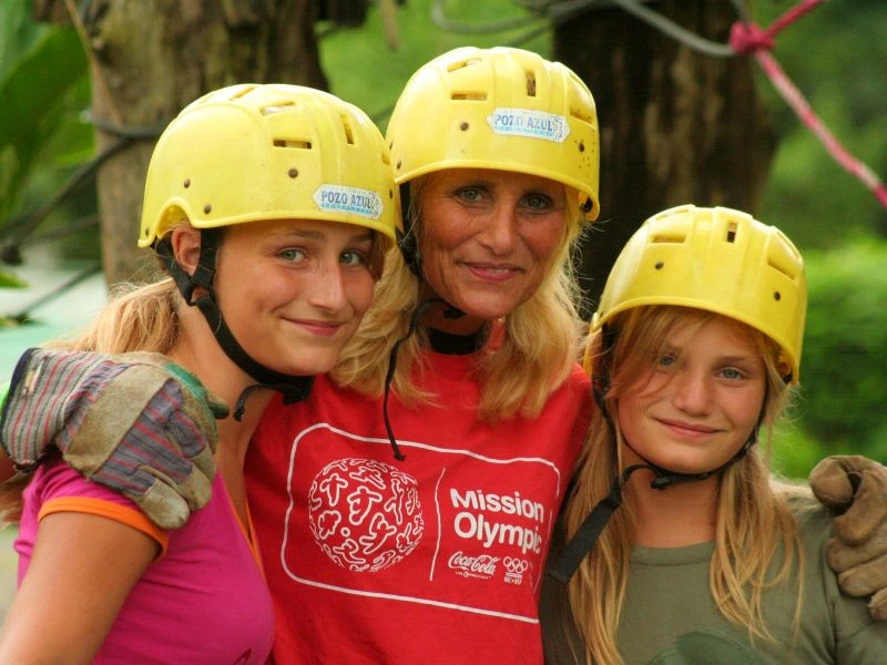 Mutter mit zwei Töchtern beim Zipline Klettern in Costa Rica