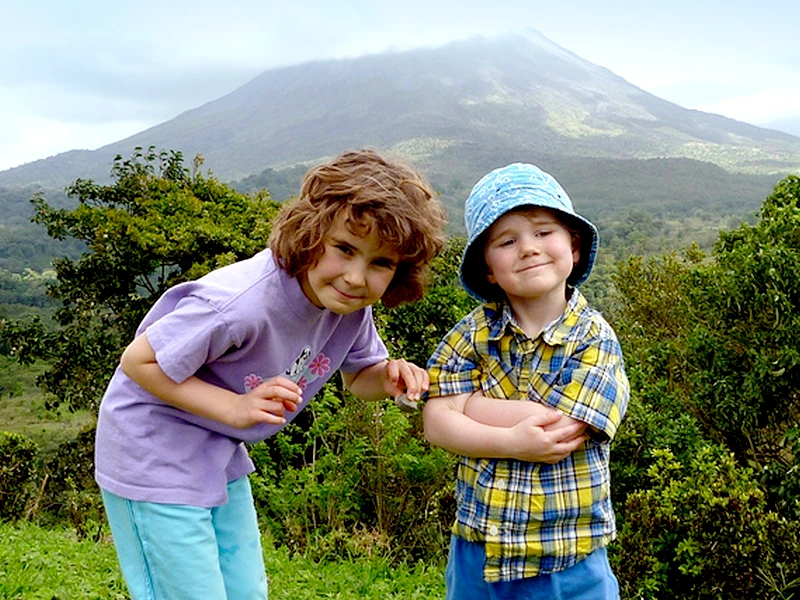 Kinder im Nationalpark von Costa Rica
