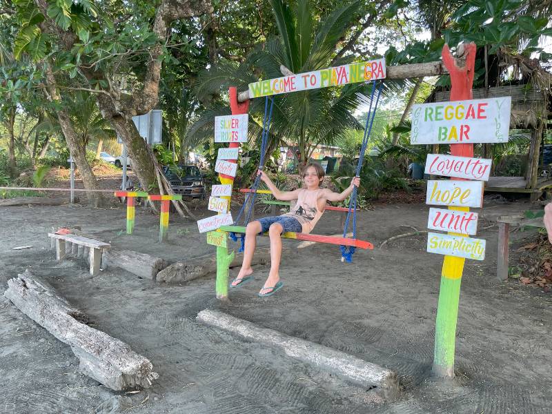 Kind auf einer Schaukel am Strand in Costa Rica