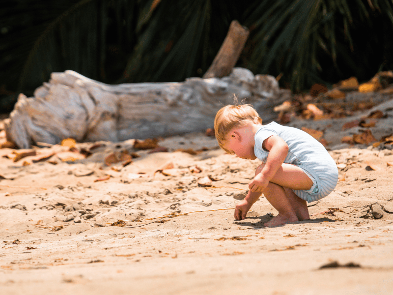 Kind am Strand in Costa Rica