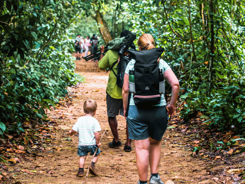 Frau mit Kind beim Wandern in Cahuita in Costa Rica