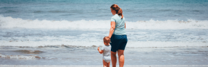 Frau mit Kind am Strand in Costa Rica