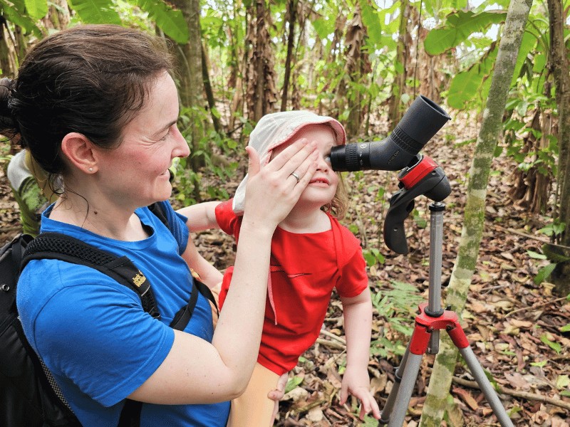 Mutter mit Kind beim Tiere Beobachten in Costa Rica