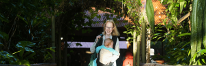 Baby in Trage bei Mutter in Costa Rica