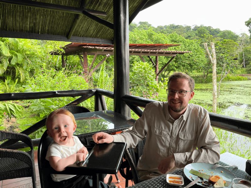 Vater und Sohn beim Frühstück in Boca Tapada