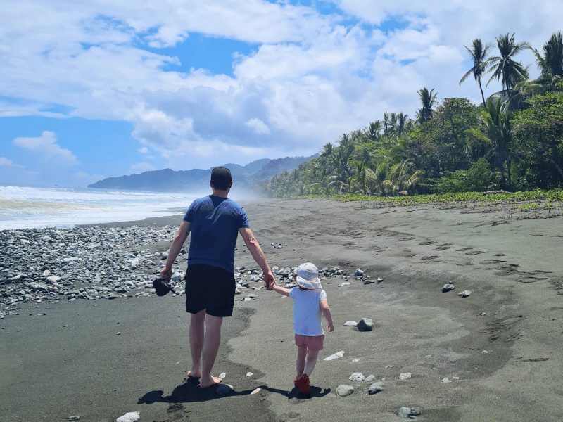 Vater mit Tochter am Strand beim Corcovado Nationalpark