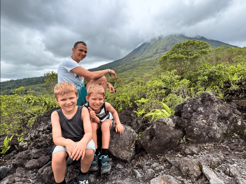 Familie vor dem Arenal Vulkan in Costa Rica