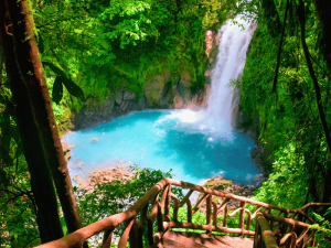 Türkisblauer Wasserfall des Rio Celeste in Costa Rica