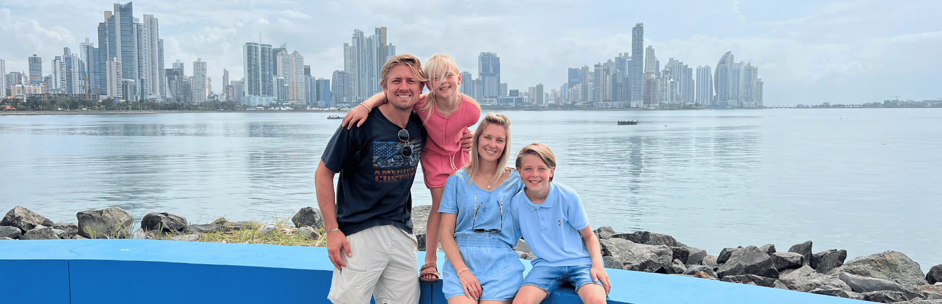 Familie vor der Skyline von Panama Stadt