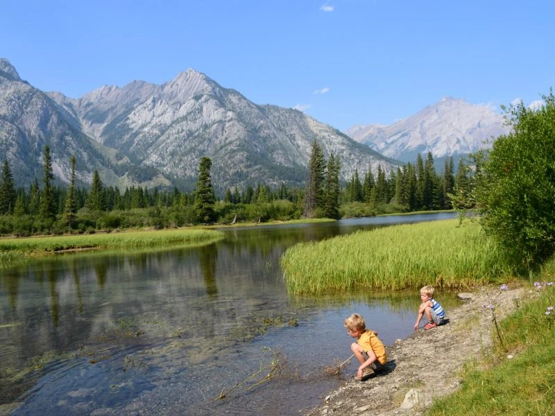 Kinder am Wasser in Banff Kanada