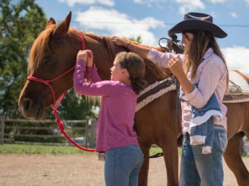 Kind mit Pferd und Ranger in Kanada