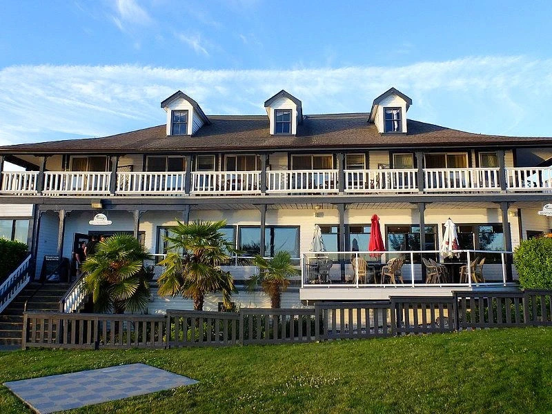 Außenansicht eines Hotels an der Sunshine Coast in Kanada.