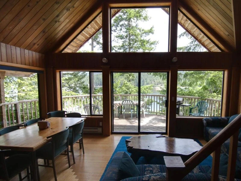 Lounge und Balkon in einem Hotel an der Sunshine Coast in Kanada,