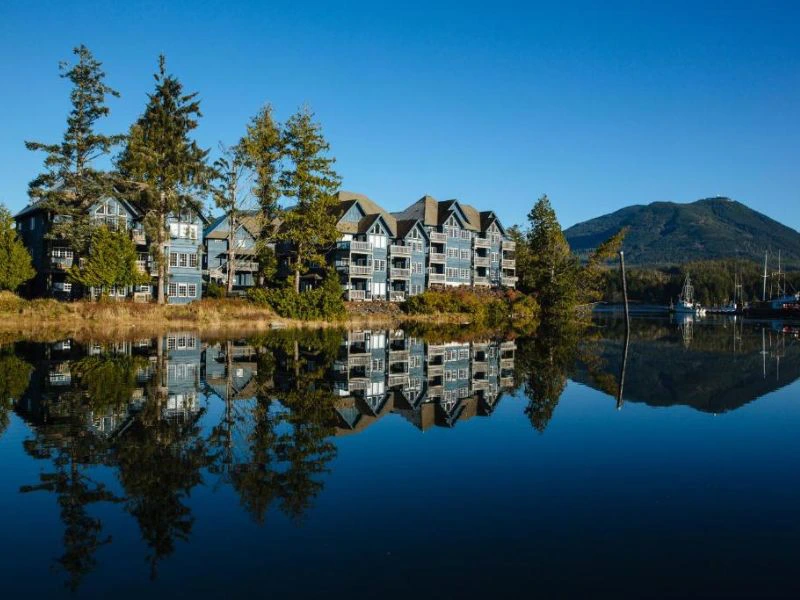 Häuser der Unterkunft am See in Ucluelet Kanada