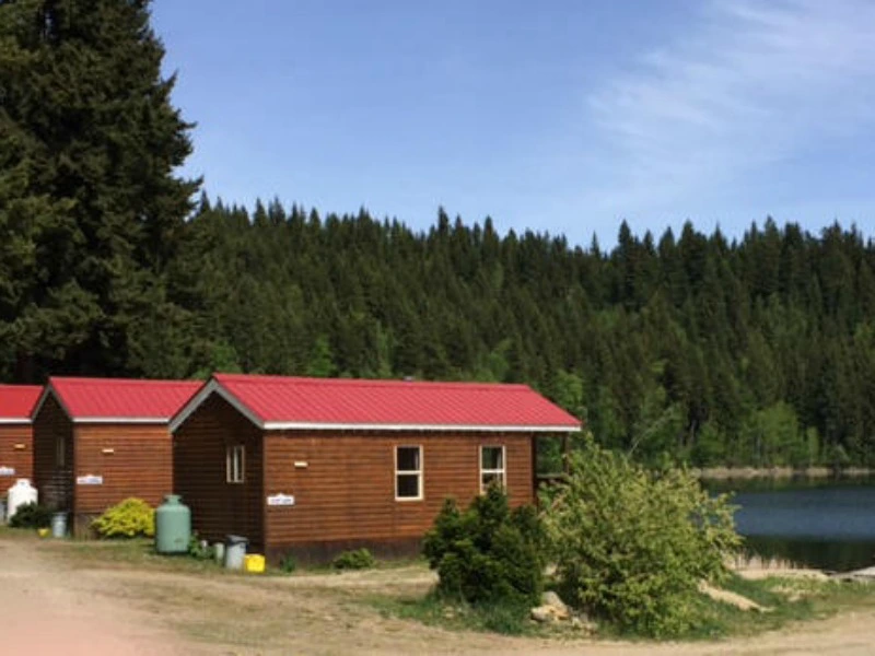 Holzhütten am See bei Cleawater in Kanada