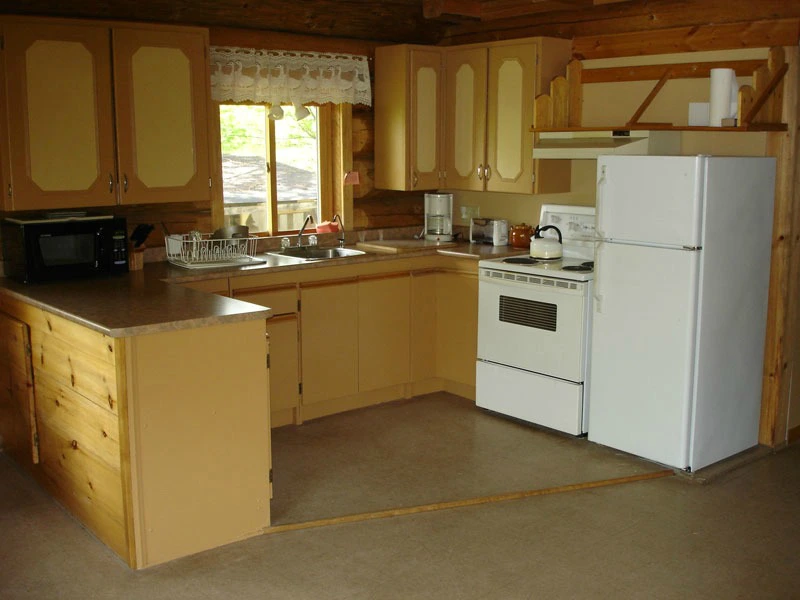 Kochecke in der Holzhütte bei Cleawater in Kanada