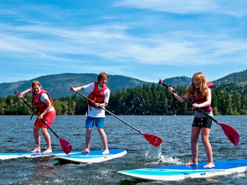 Teenager beim Standup Paddeln in Sun Peaks Kanada