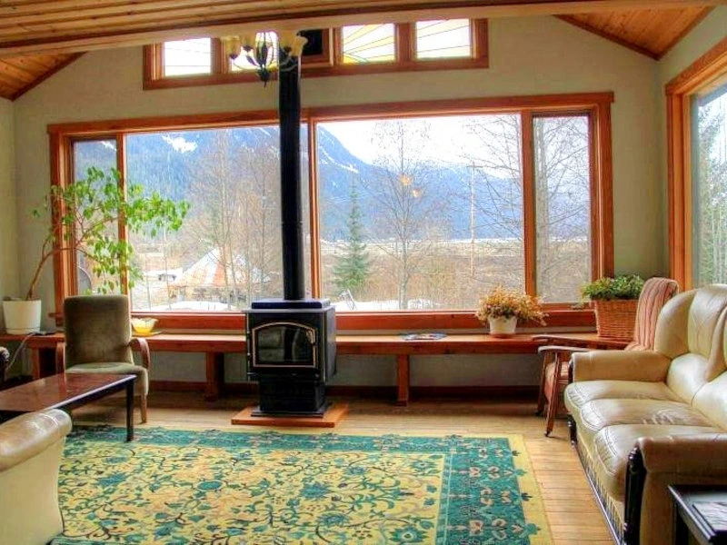 Sitzlounge mit Kamin und Blick auf die Berge in Stewart in Kanada