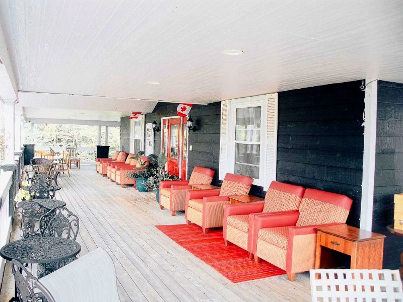 Terrasse mit Sesseln im Hotel in Baddeck Kanada