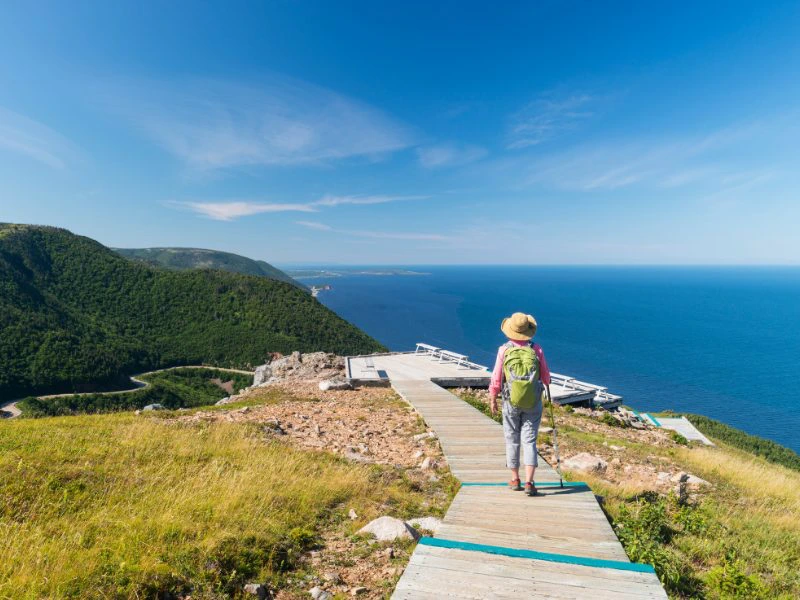 Mann auf einem Weg am Cabot Trail
