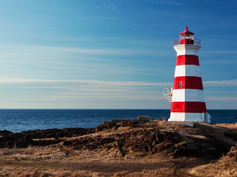 rot-weiß gestreifter Leuchtturm in Kanada