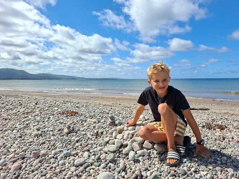 Junge am Strand bei Cape Breton