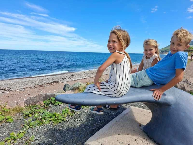 Kinder am Meer in Cape Breton in Kanada