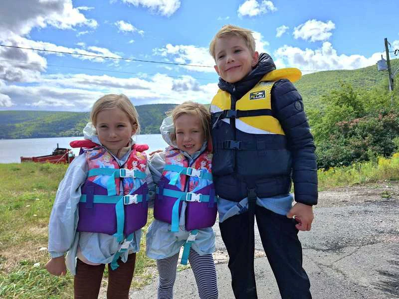 Drei Kinder mit Schwimmwesten