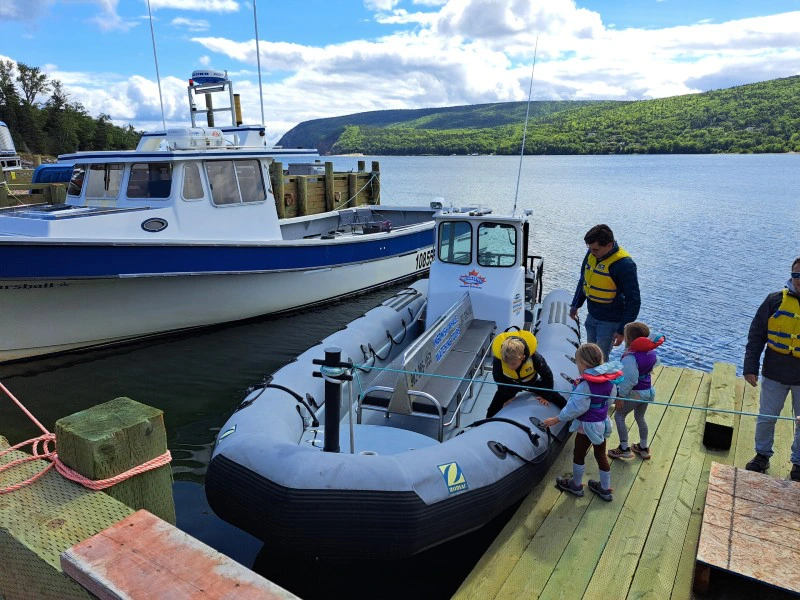 Familie steigt in das Zodiac zum Whale Watching