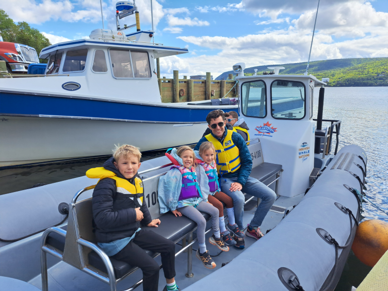 Familie sitzt im Zodiac