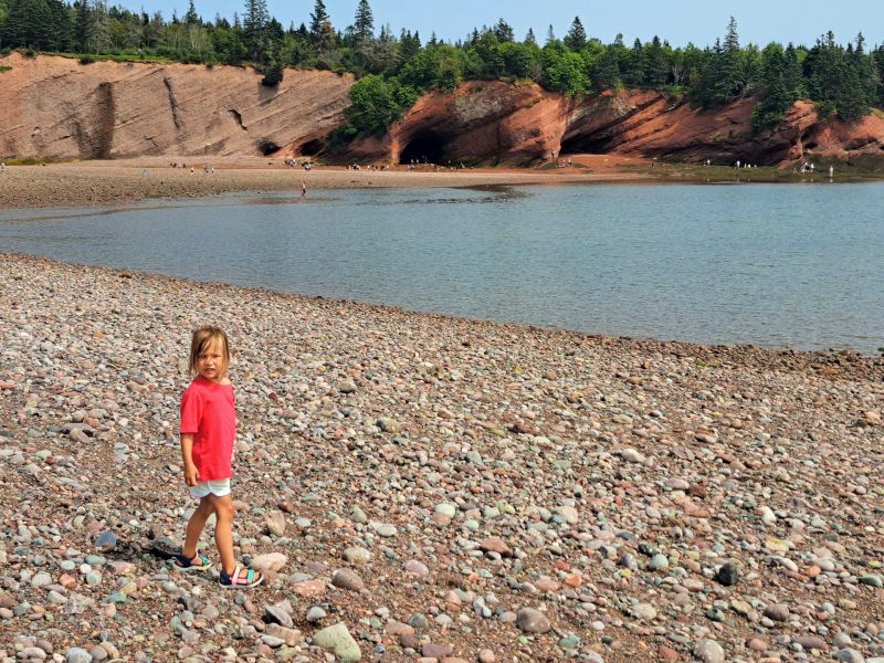 Kind am Strand in Kanada