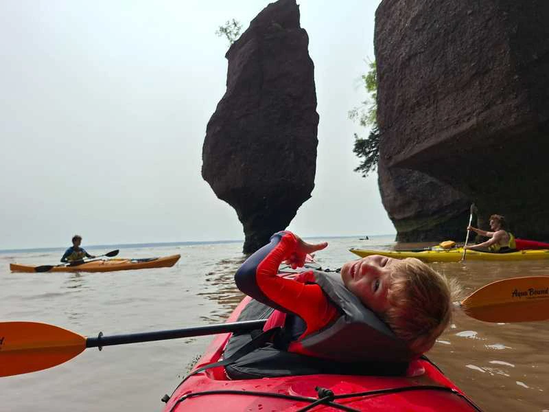 Kind im Kajak bei den Hopewell Rocks