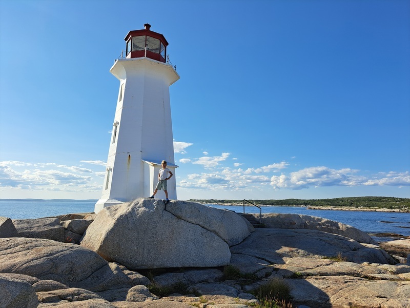 Kind auf Felsen bei Peggy´s Cove