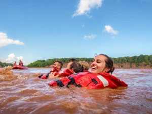 Menschen mit Schwimmwesten beim Rafting in Kanada