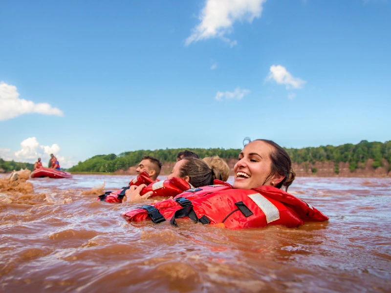 Menschen mit Schwimmwesten beim Rafting in Kanada