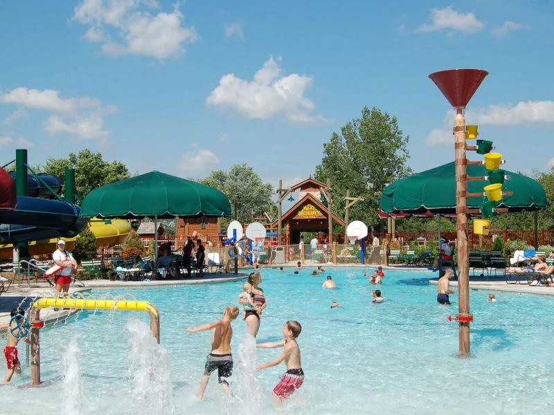Poollandschaft im Hotel an den Niagarafällen in Kanada