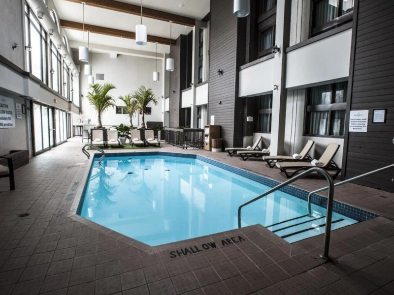 Hotelpool an den Niagarafällen in Kanada