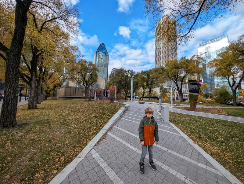 Junge steht im Park in Montreal