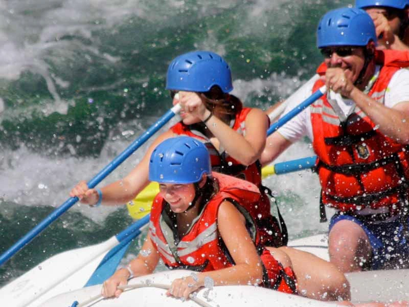 Teenager während der Rafting Tour auf dem Ottawa River in Kanada