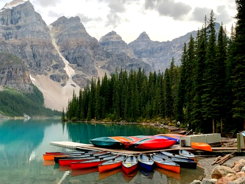 Kanus am Seeufer in den Rocky Mountains, Kanada
