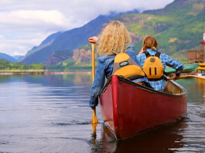 Familie paddelt über einen See im Strathcone Provincial Park in Kanada.