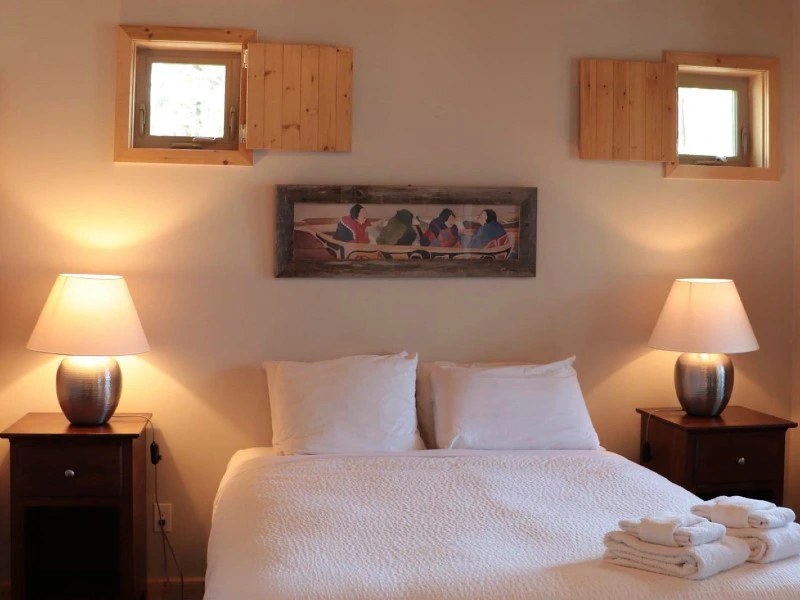 Schlafzimmer in einer Lodge im Strathcona Park in Kanada