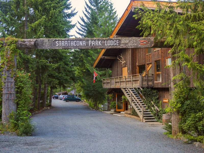 Schild über der Strathcona Park Lodge in Kanada