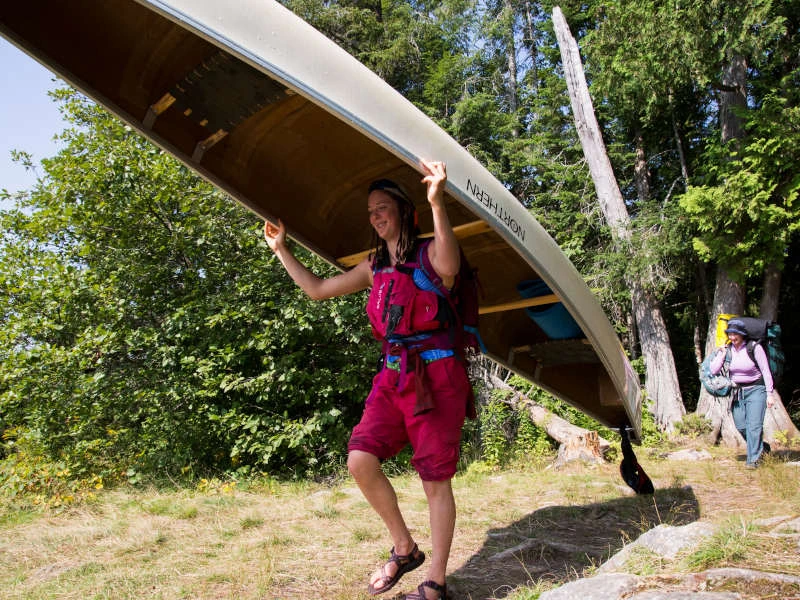 Tourist mit Kanu in Algonquin Kanada