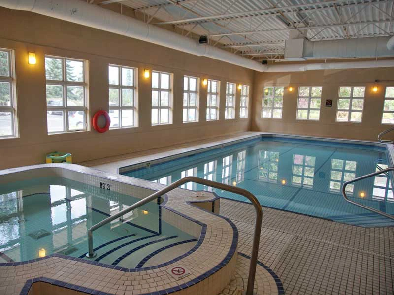 Pool im Hotel in Canmore Kanada