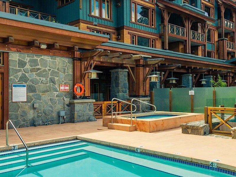 Pool im Komfort Hotel in Whistler Kanada