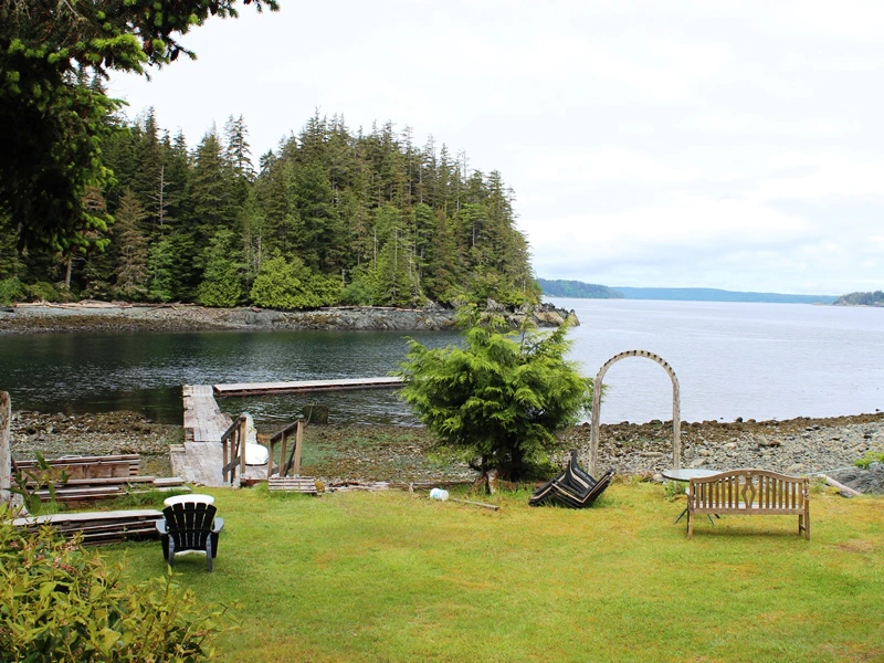 Garten mit Blick aufs Wasser Hotel Telegraph Cove in Kanada