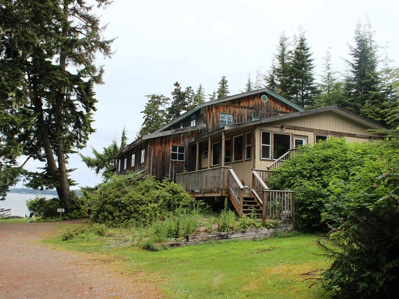 Außenansicht Hotel in Telegraph Cove in Kanada
