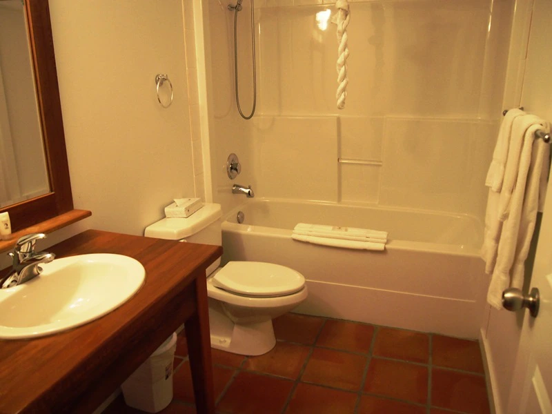 Bad im Komforthotel in Ucluelet Kanada