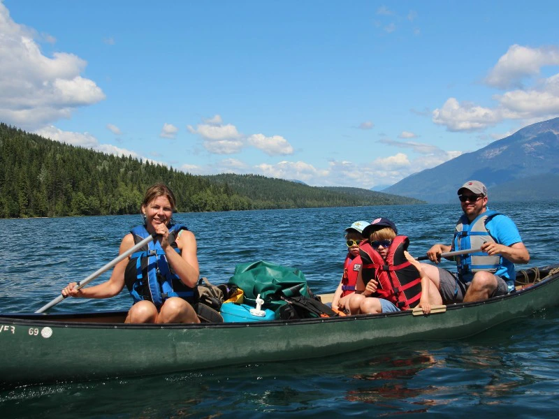 Familie im Kanu auf See in Kanada